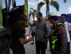Petugas Gabungan Dishub Badung Tertibkan Truk Parkir Liar di Jalur Terminal Mengwi