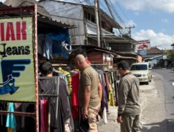 Satpol PP Denpasar Tertibkan 10 PKL yang Berjualan di Atas Trotoar Jalan Kebo Iwa Utara