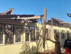 Diterjang Angin Kencang, Atap SDN 3 Kalibukbuk Ambruk, Kerugian Rp60 Juta