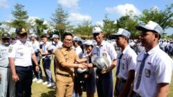Bupati Adi Arnawa Bagi-Bagi Helm di SMAN 2 Abiansemal
