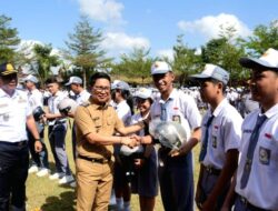 Bupati Adi Arnawa Bagi-Bagi Helm di SMAN 2 Abiansemal