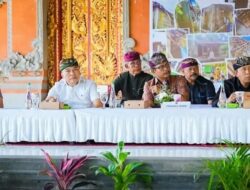 DPRD Badung Dampingi Wakil Bupati Badung Serahkan Ratusan Bantuan Perumahan dan Disabilitas