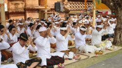 Jajaran Pemkot Denpasar Laksanakan Persembahyangan Serangkaian Pujawali Padudusan Alit Pura Agung Jagatnatha
