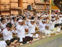Jajaran Pemkot Denpasar Laksanakan Persembahyangan Serangkaian Pujawali Padudusan Alit Pura Agung Jagatnatha
